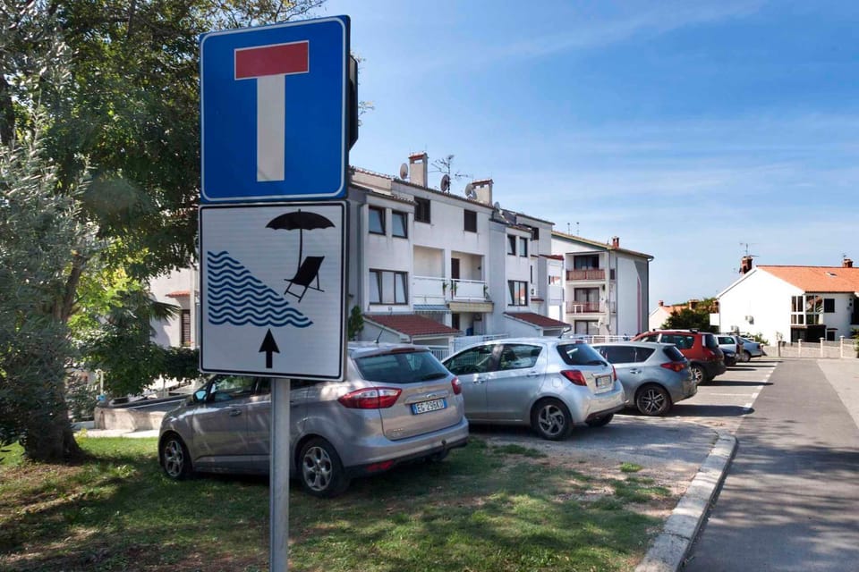 Property building, Summer, Parking