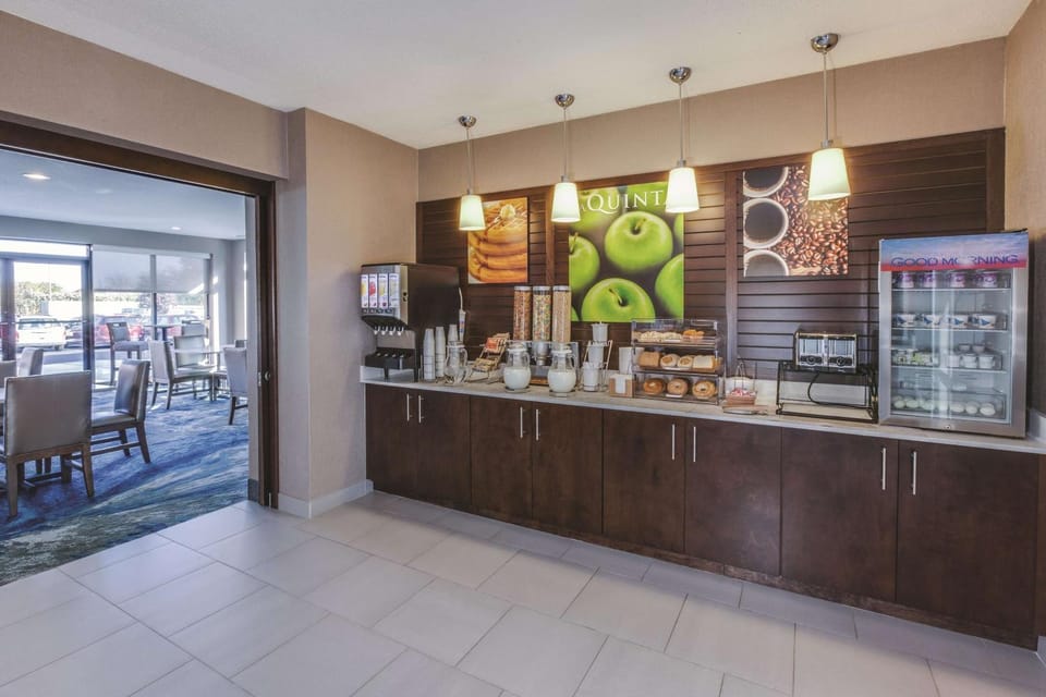 Restaurant/places to eat, Dining area, On site, Breakfast