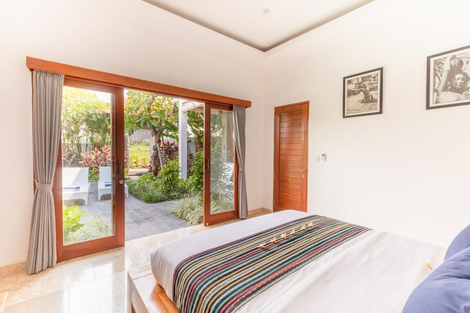 Bed, Bedroom, Garden view