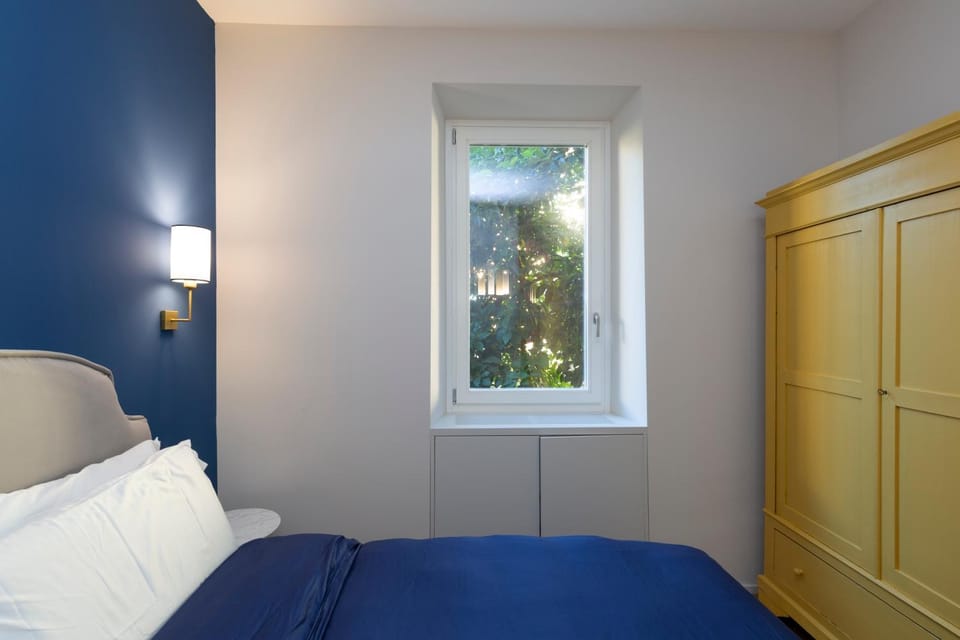 Bed, Bedroom, heating, wardrobe, air conditioner
