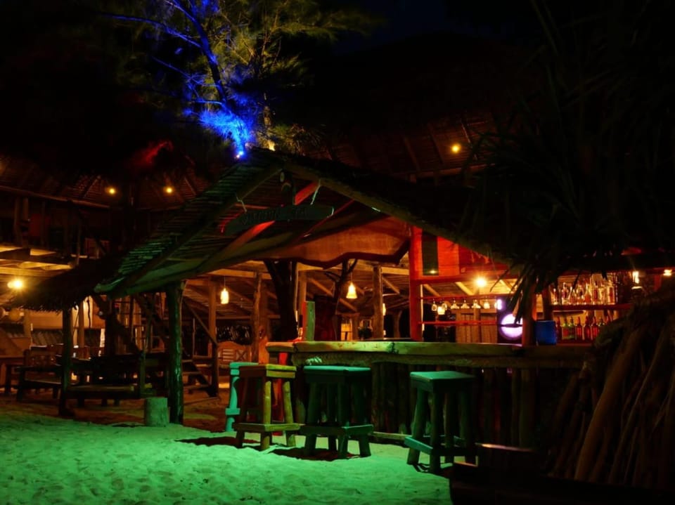 Restaurant/places to eat, Night, Lounge or bar