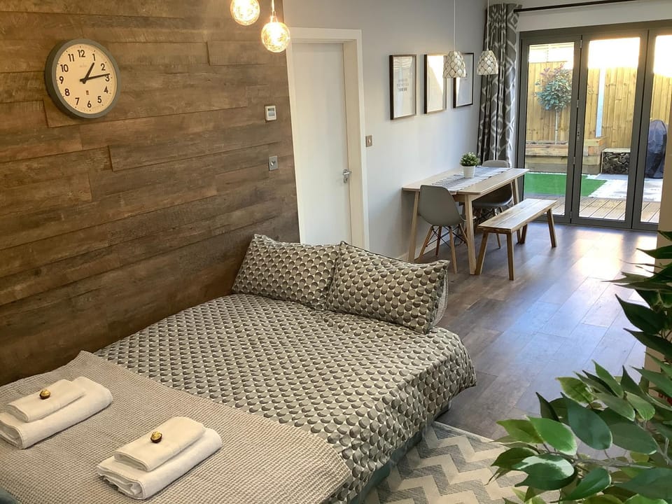 Bed, Living room