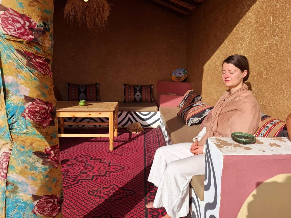 Restaurant/places to eat, People, Living room, Banquet/Function facilities, Seating area, group of guests