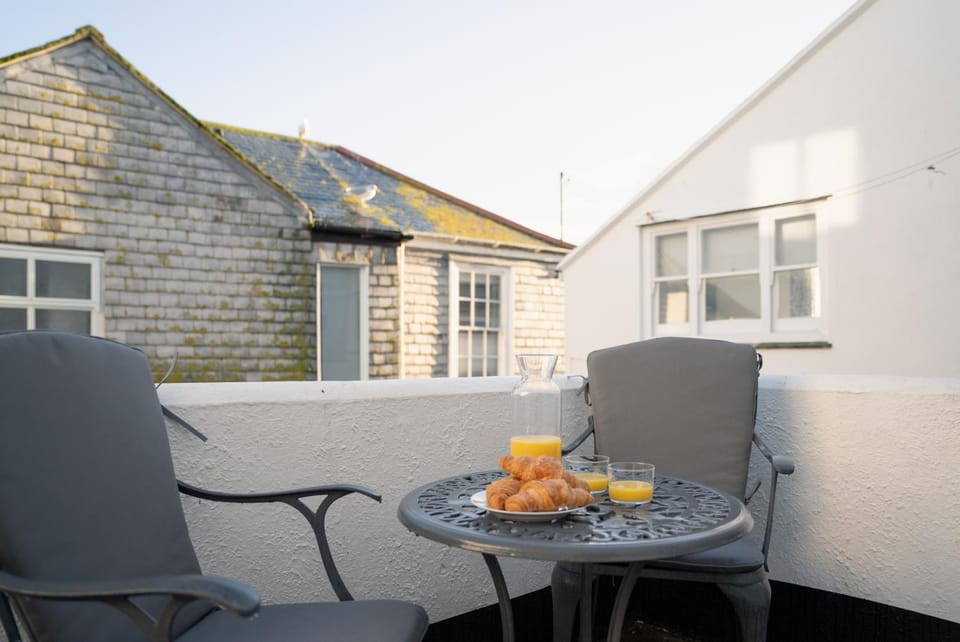 Stylish Two Bedroom Cottage - In Town Centre Apartment in Saint Ives