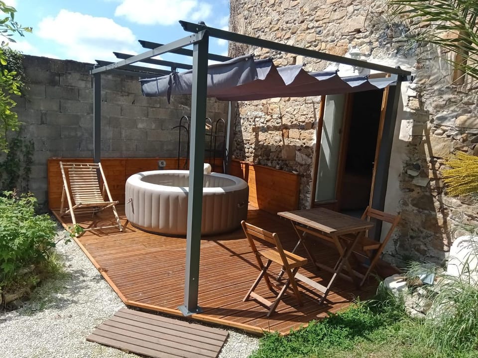 Patio, Garden, Garden view, sunbed