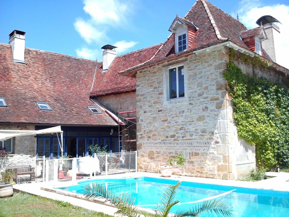Property building, Day, Pool view, Swimming pool, sunbed