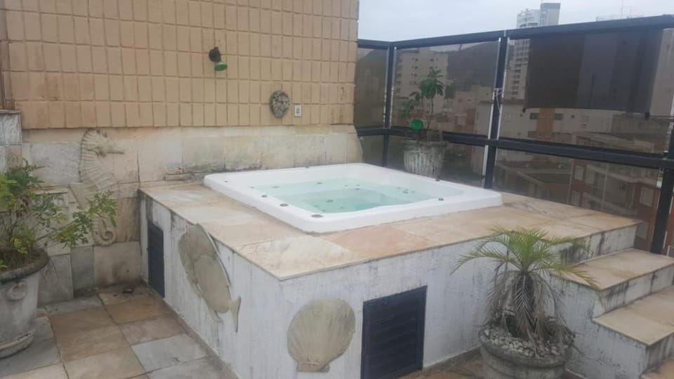 Cobertura no Guarujá- Astúrias a 3 min da praia Apartment in State of São Paulo