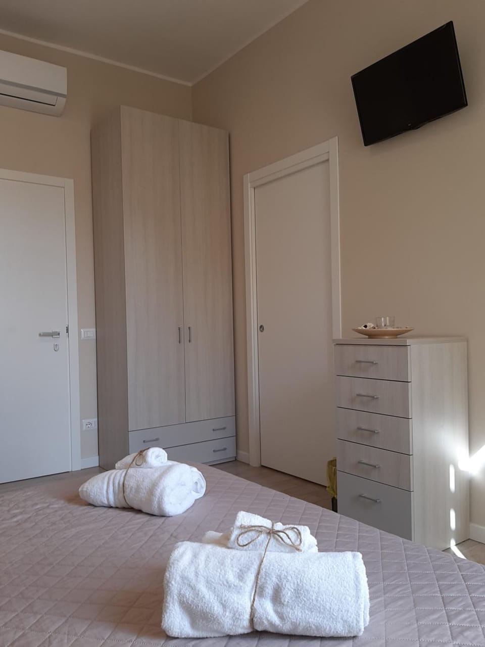 TV and multimedia, Photo of the whole room, Bedroom