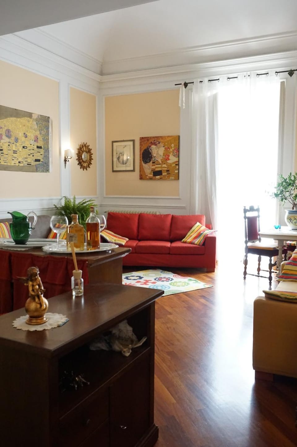 Living room, Seating area, Dining area