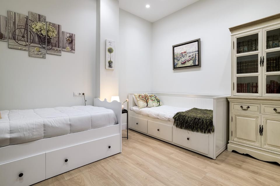 Bed, Photo of the whole room, Bedroom