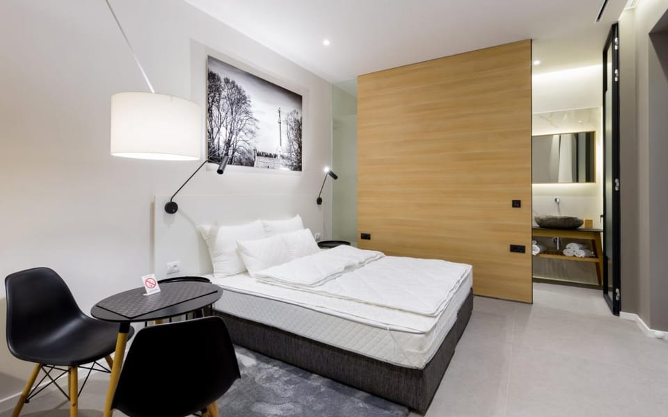 Bed, TV and multimedia, Bedroom