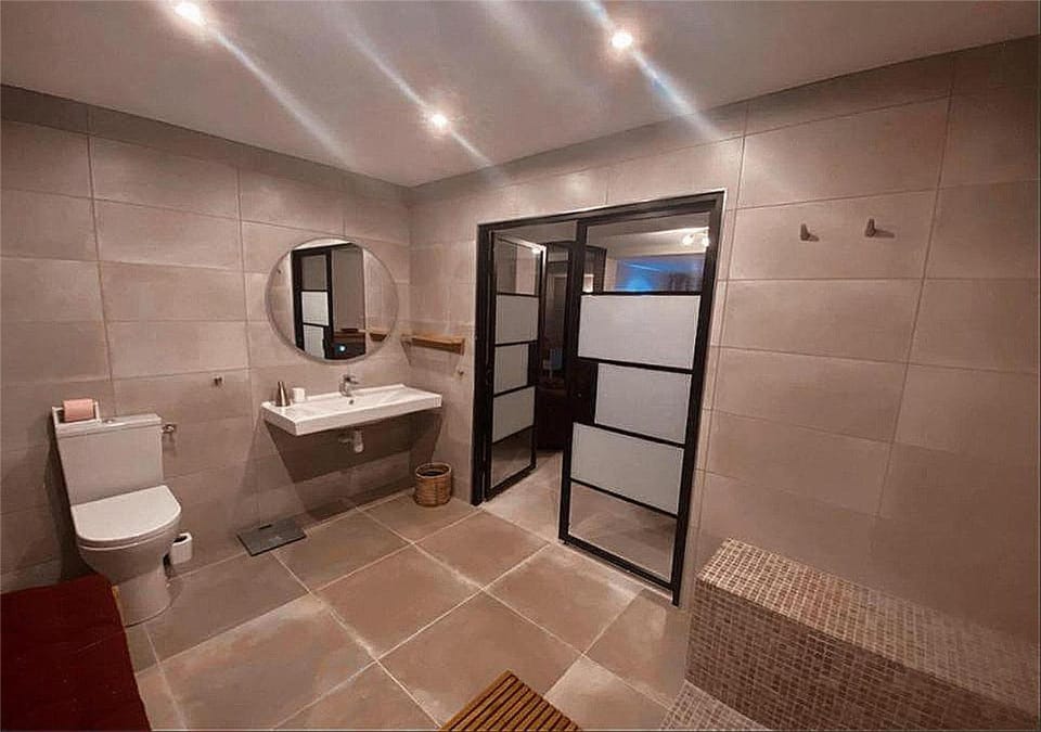 Shower, Toilet, Bathroom, towels