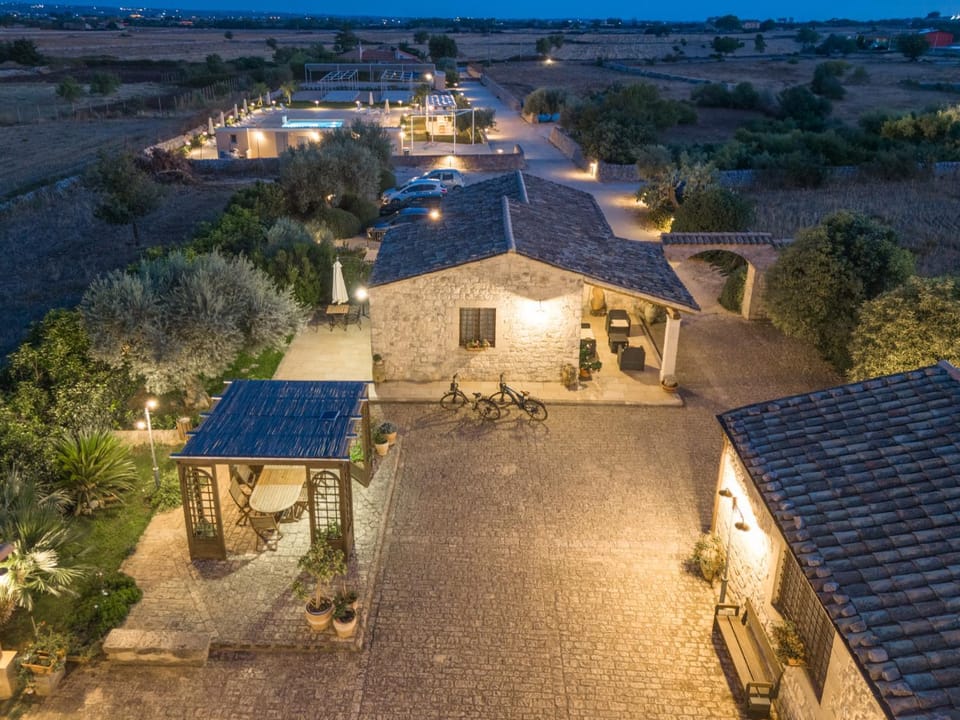 Night, Bird's eye view, Location
