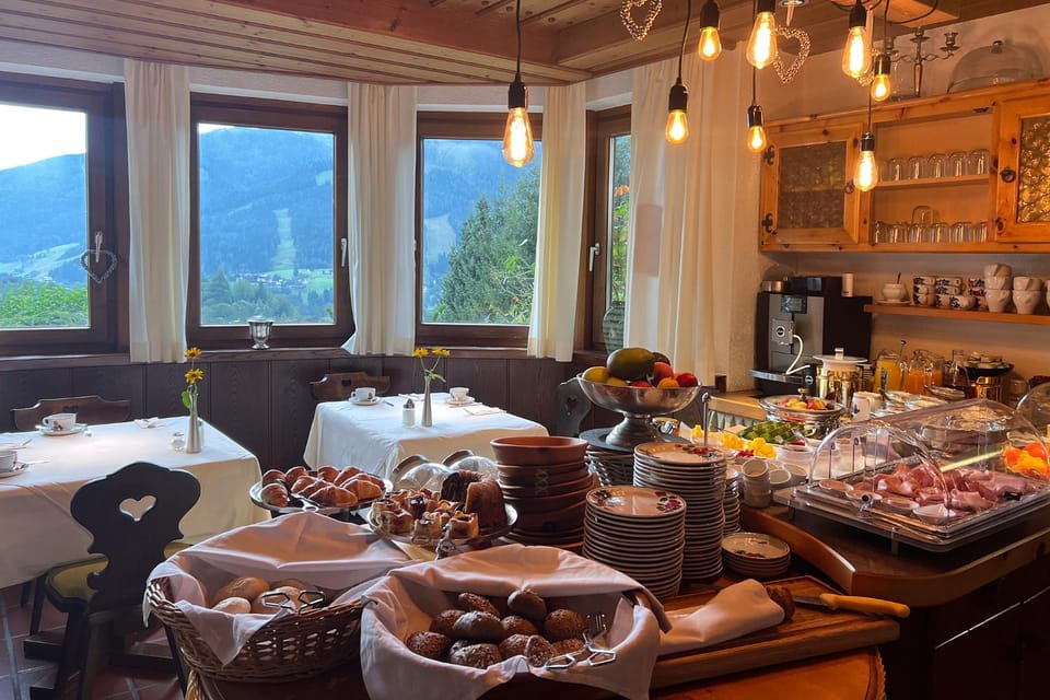 Restaurant/places to eat, Breakfast, Buffet breakfast