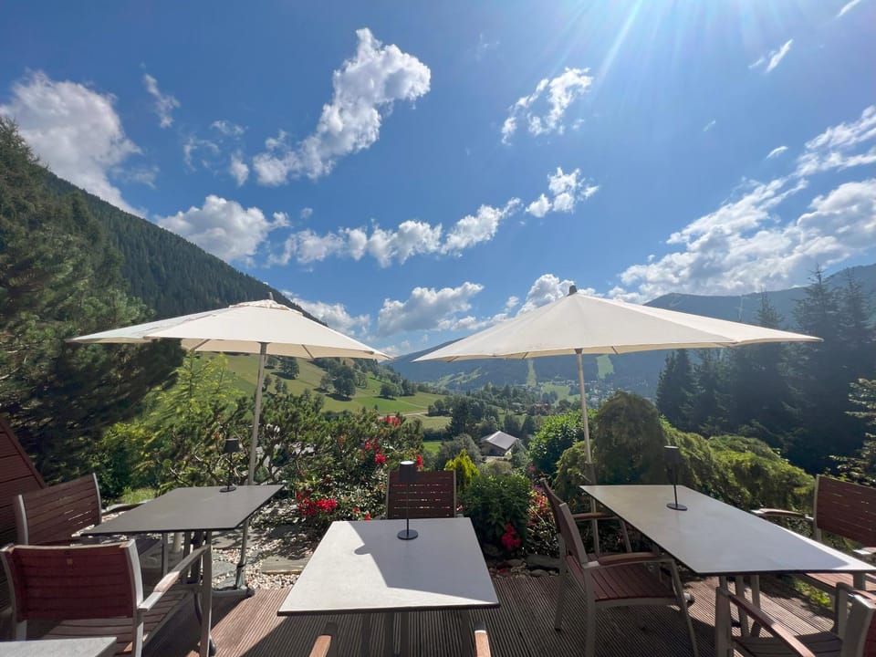 Restaurant/places to eat, Balcony/Terrace, Breakfast