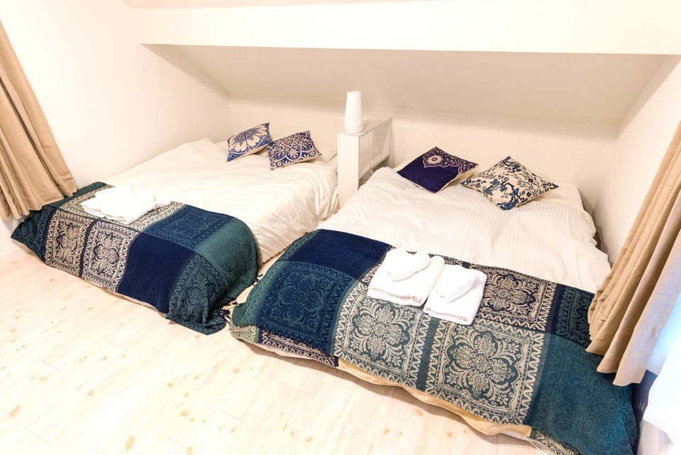 Photo of the whole room, Bedroom, towels
