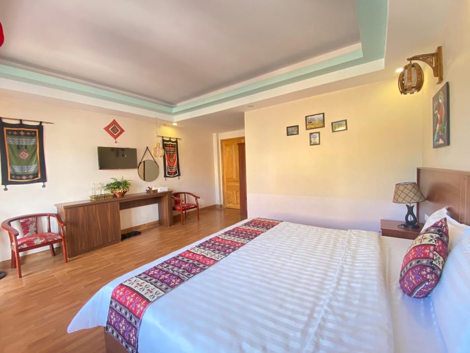 Bed, Living room, Photo of the whole room, Seating area, Bedroom