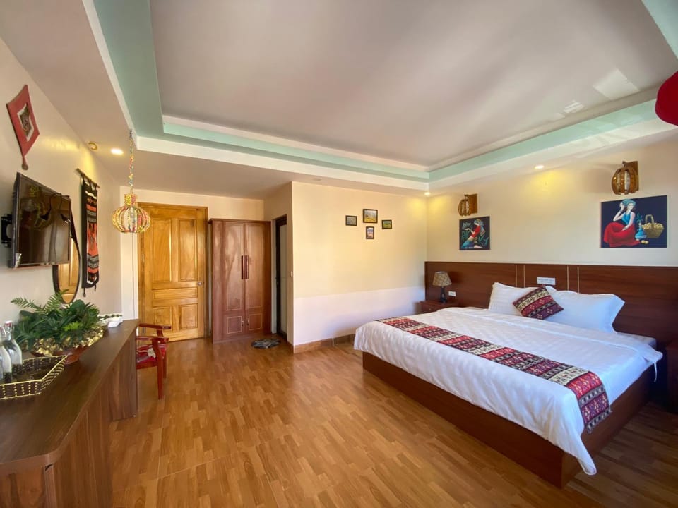 Bed, TV and multimedia, Living room, Photo of the whole room, Seating area, Bedroom, wardrobe