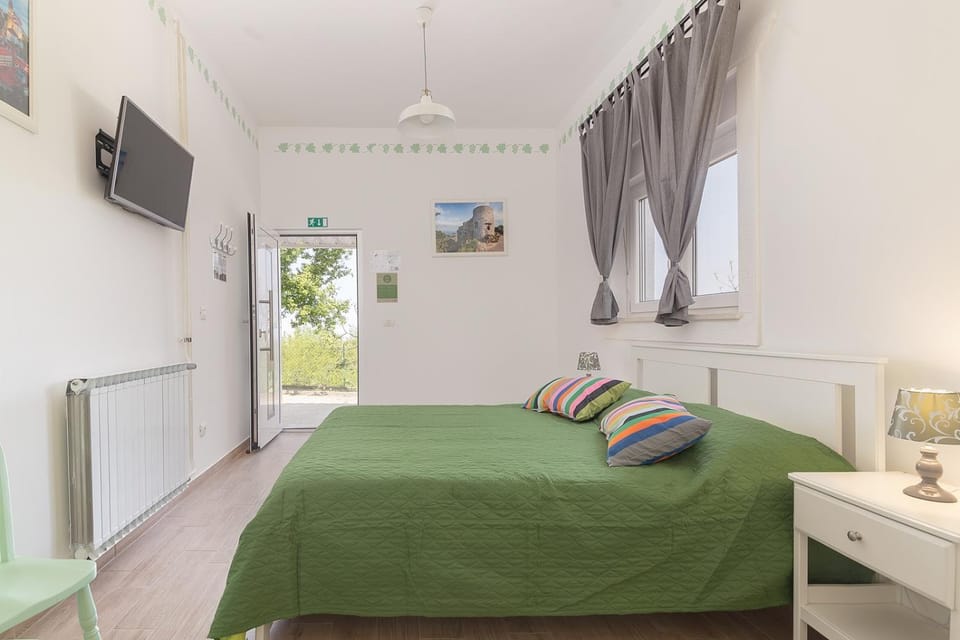 Bed, TV and multimedia, Bedroom