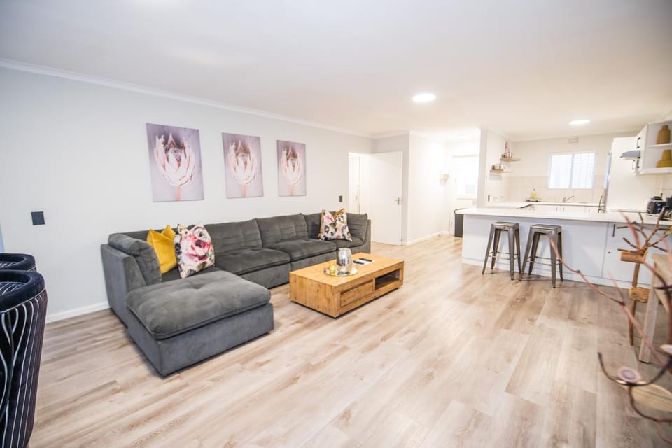 Living room, Lounge or bar, Seating area, Dining area