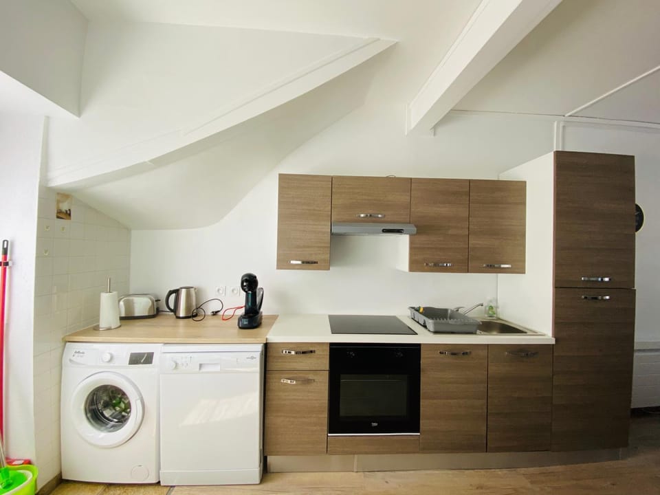 Coffee/tea facilities, Kitchen or kitchenette, dishwasher, oven, stove, washing machine