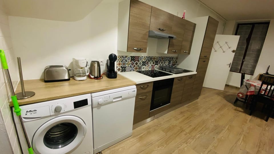 Coffee/tea facilities, Kitchen or kitchenette, dishwasher, oven, stove, washing machine