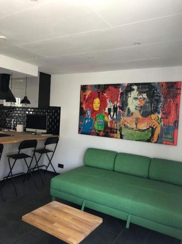 Kitchen or kitchenette, Living room, Seating area, Dining area