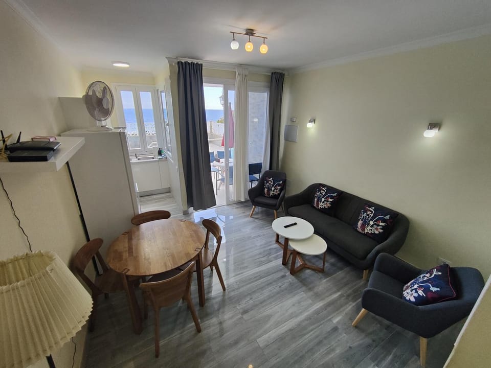 Kitchen or kitchenette, Living room, Dining area, minibar