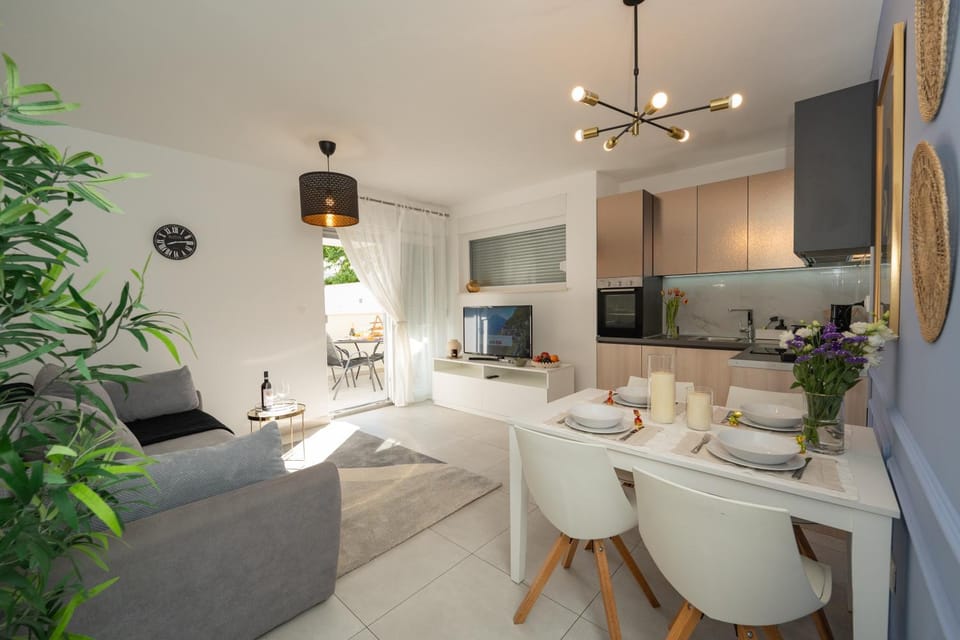 Kitchen or kitchenette, Living room
