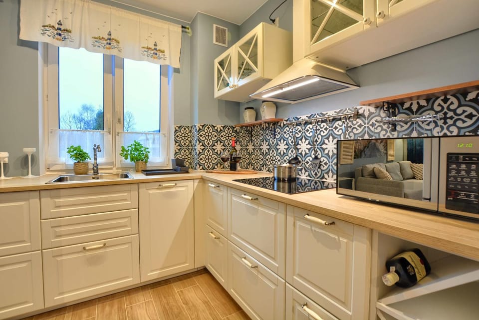 Kitchen or kitchenette, dishwasher, stove