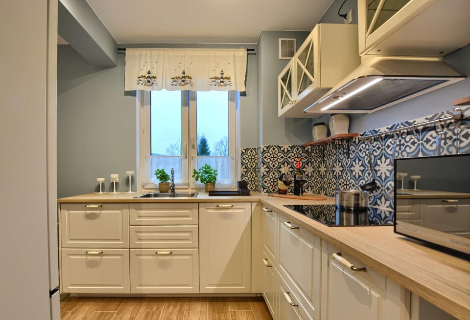 Kitchen or kitchenette, dishwasher, stove