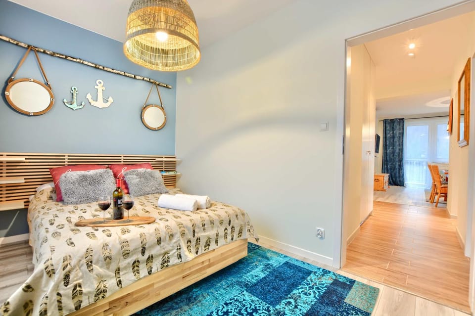 Bed, Photo of the whole room, Seating area, Bedroom