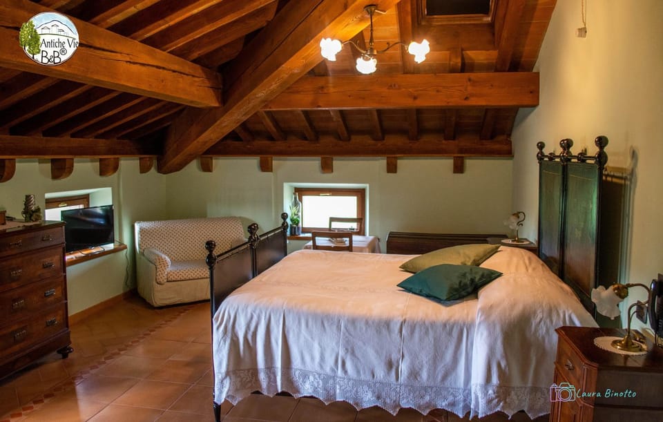 Photo of the whole room, Decorative detail, Bedroom