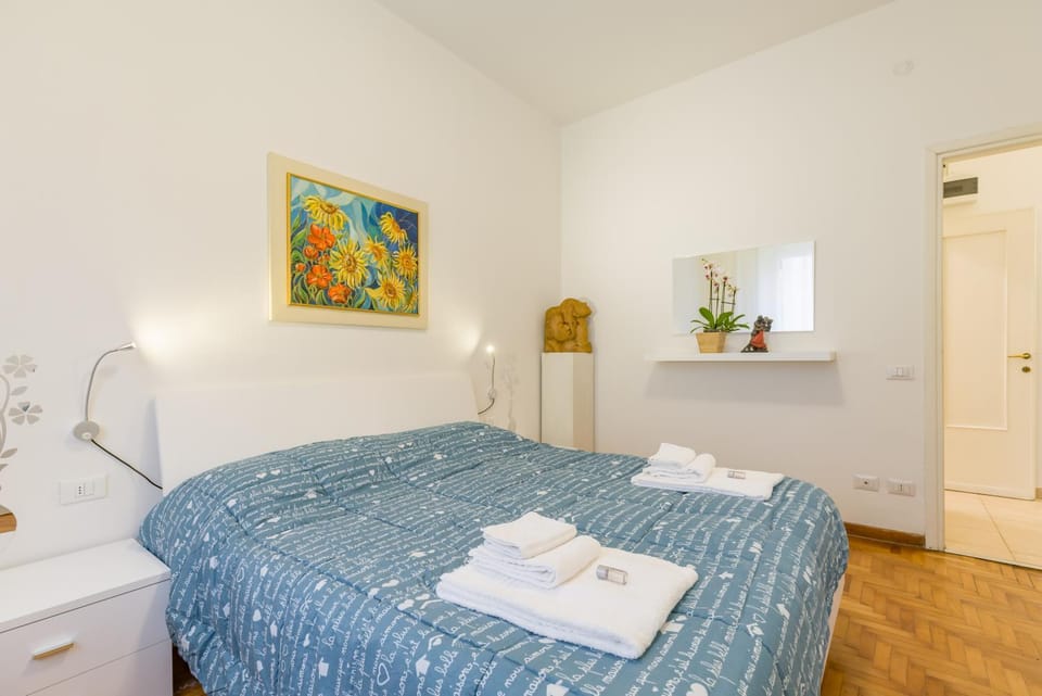 Photo of the whole room, Bedroom