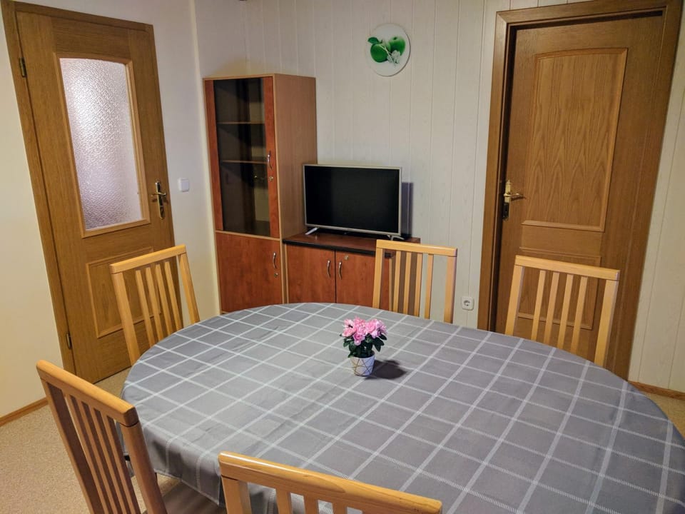 Communal lounge/ TV room, TV and multimedia, Dining area