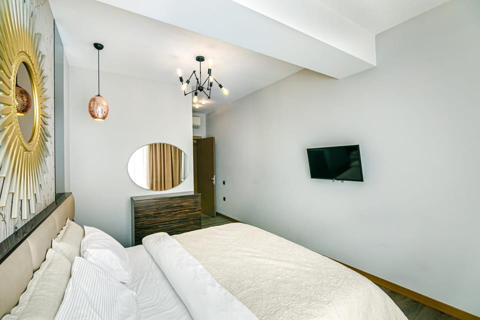 Bed, TV and multimedia, Bedroom