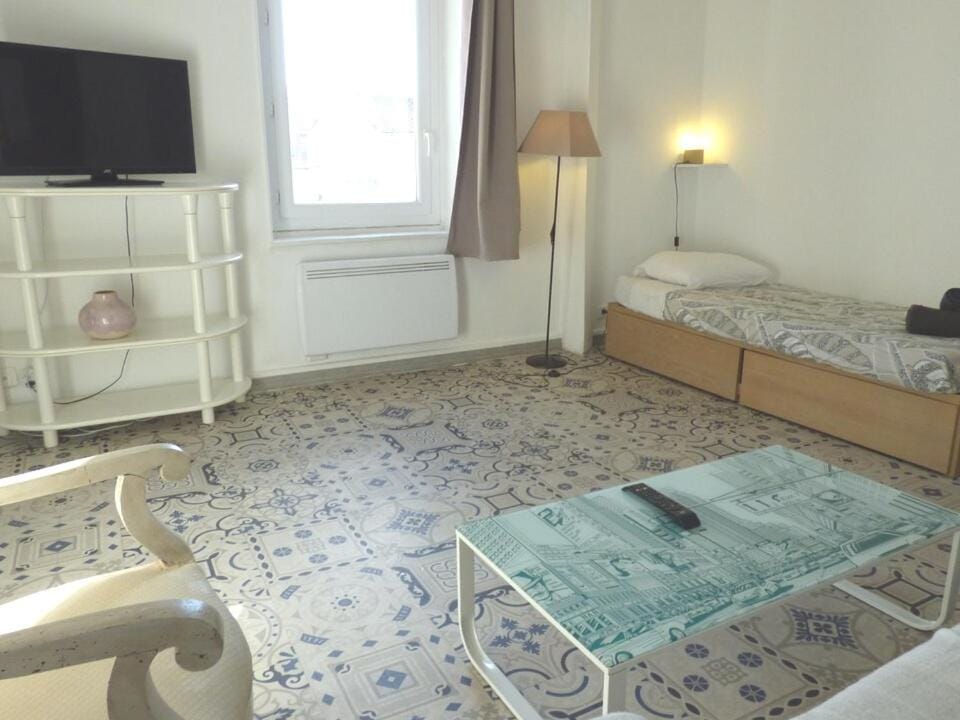 Bed, TV and multimedia, Living room, Seating area, Bedroom
