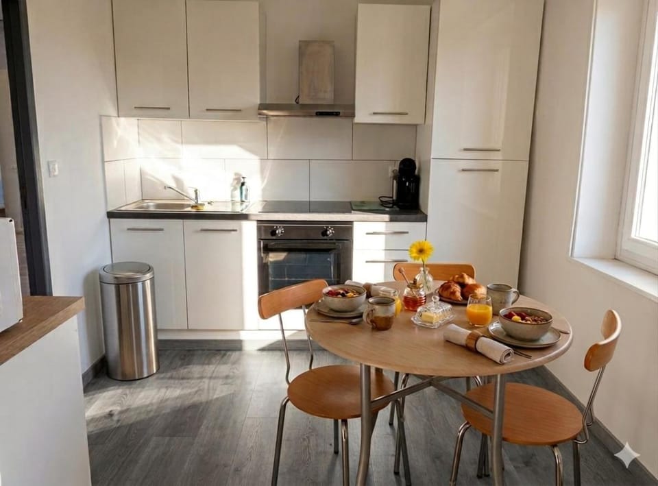 Kitchen or kitchenette, Dining area, oven, stove, toaster