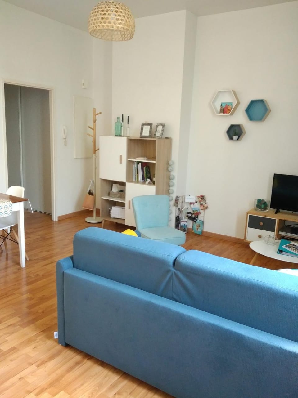 Bed, TV and multimedia, Living room, Seating area, internet