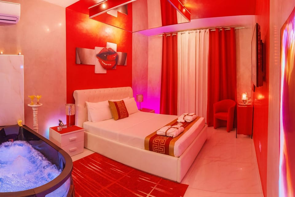 Bed, Hot Tub, Photo of the whole room, Bedroom, Bath, towels, air conditioner