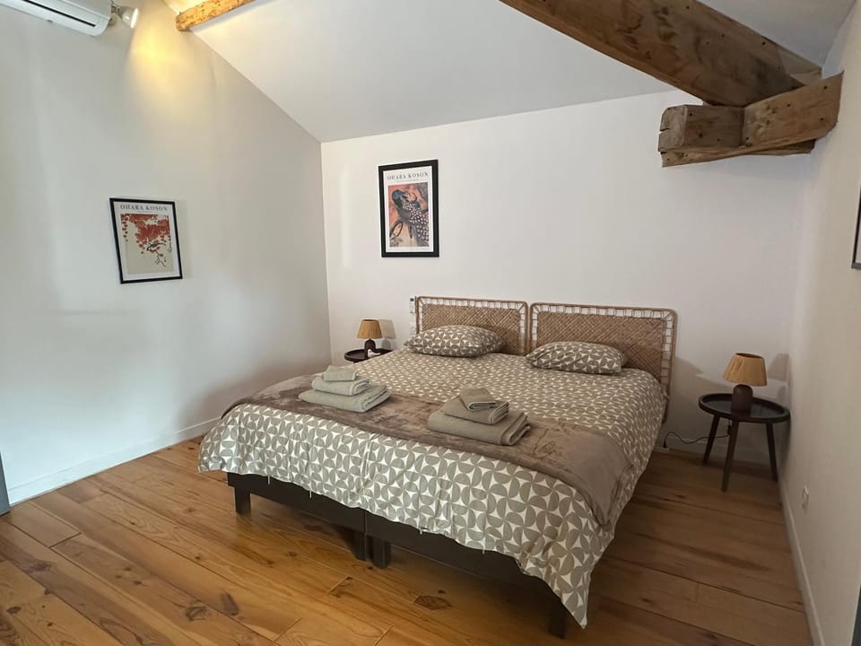 Photo of the whole room, Bedroom