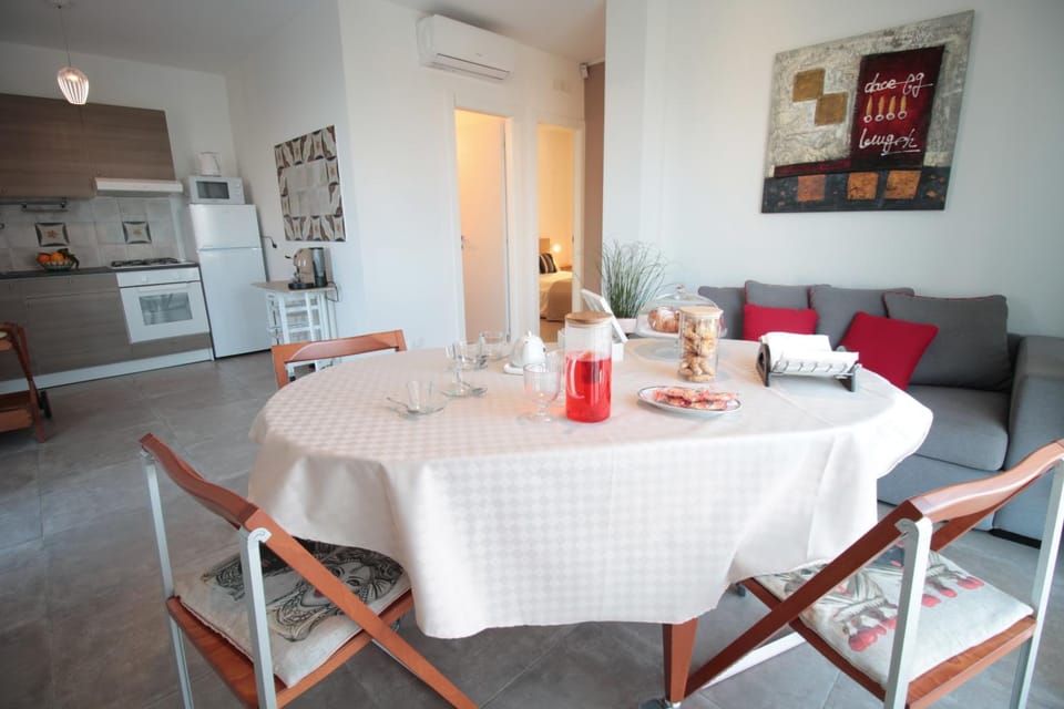 Kitchen or kitchenette, Living room, Food and drinks