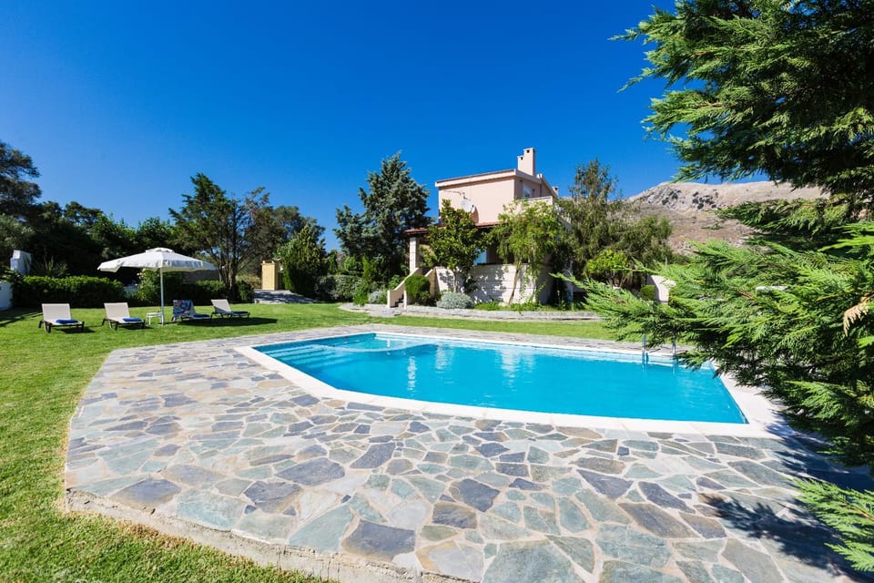 Property building, Day, Garden, Garden view, Swimming pool, sunbed