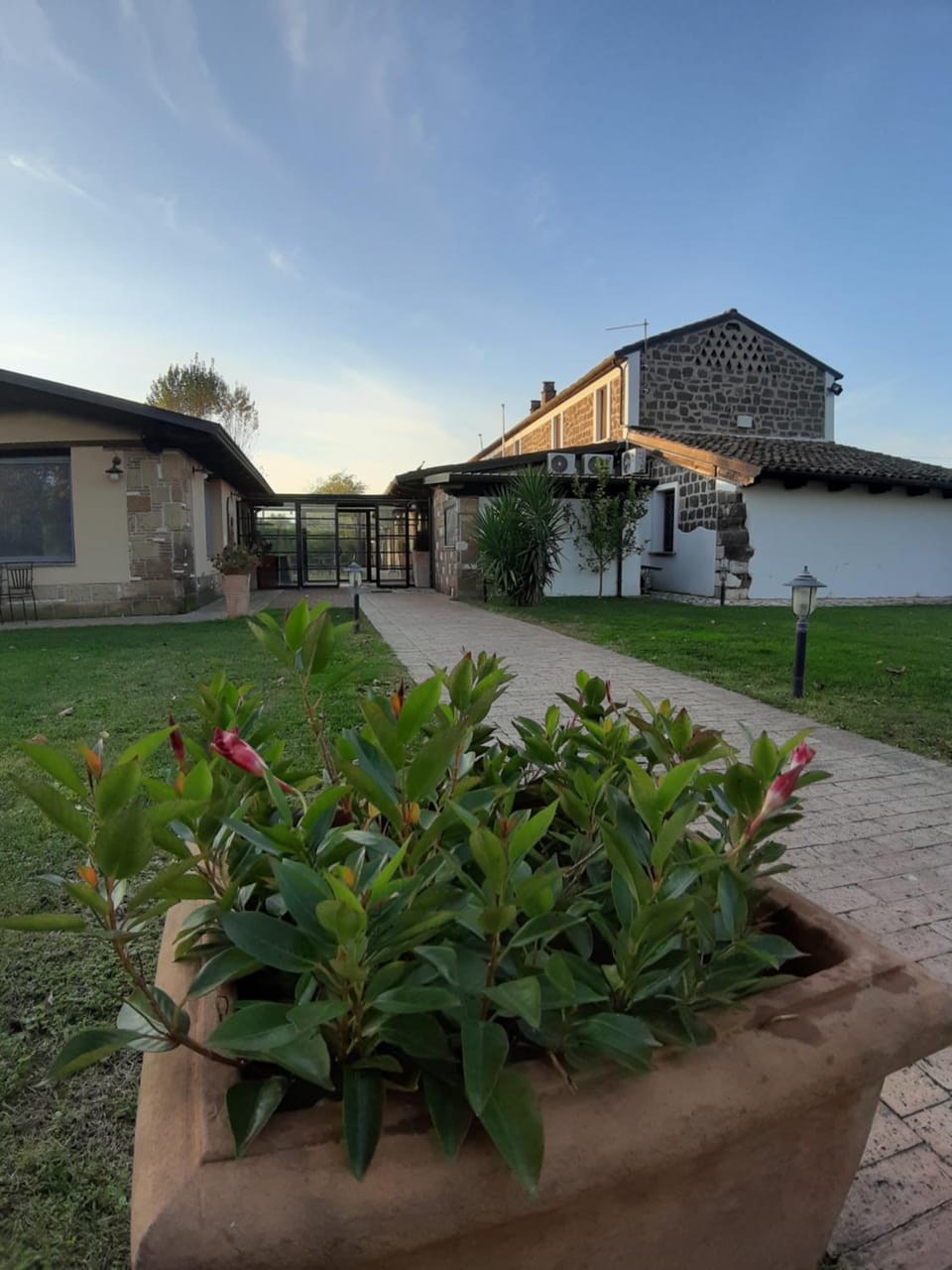 Property building, Restaurant/places to eat, Garden, Garden view
