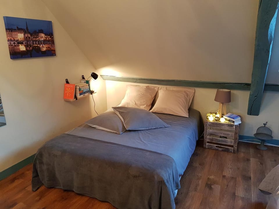 Photo of the whole room, Bedroom