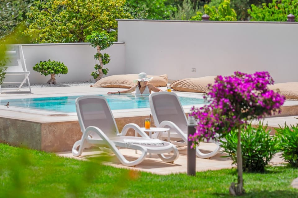 Swimming pool, sunbed