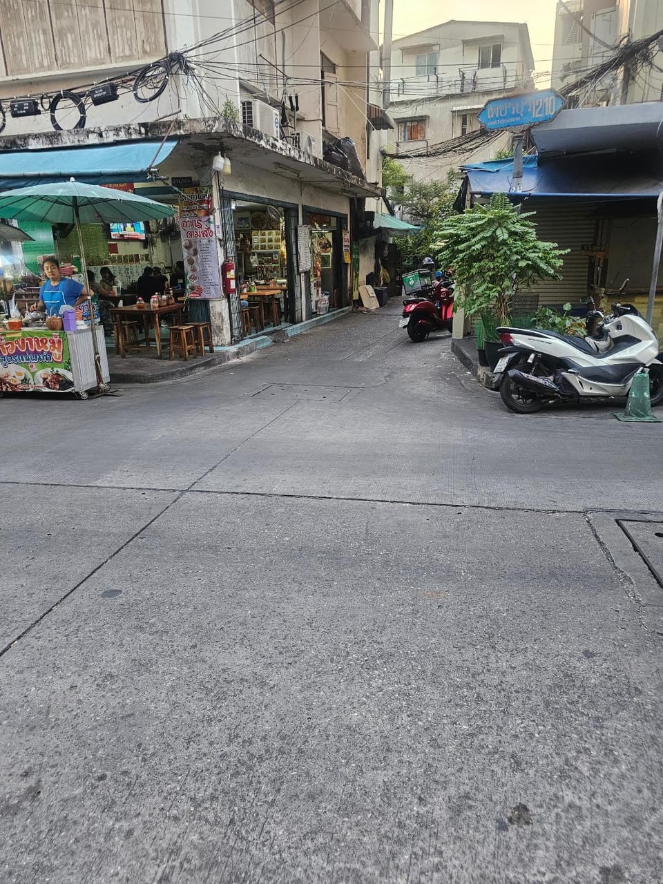 Real Bangkok Guesthouse Private 3BR Home 3 Min to BTS Ratchathewi Vacation rental in Bangkok