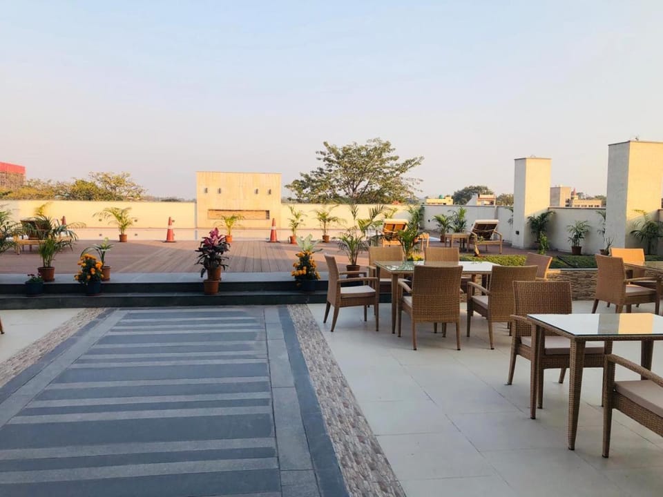 Property building, Restaurant/places to eat, Restaurant/places to eat, Balcony/Terrace, Swimming pool, Swimming pool
