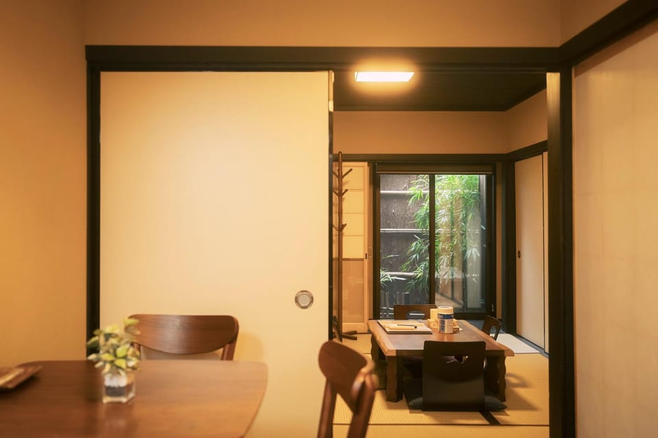 Restaurant/places to eat, Living room
