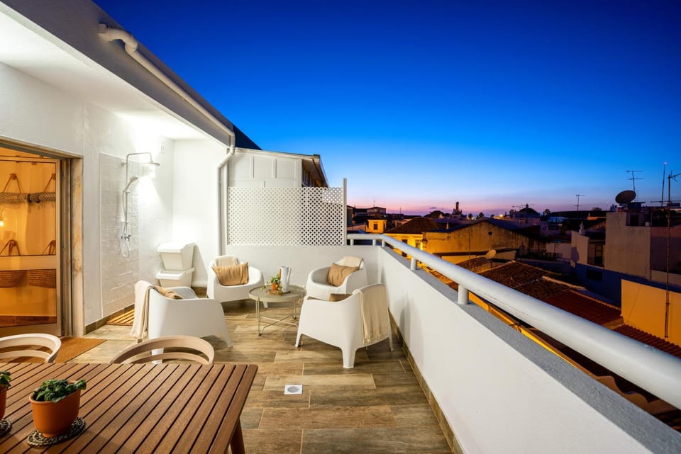 Shower, Patio, Balcony/Terrace, Seating area, Dining area, City view, Landmark view, Street view, Quiet street view